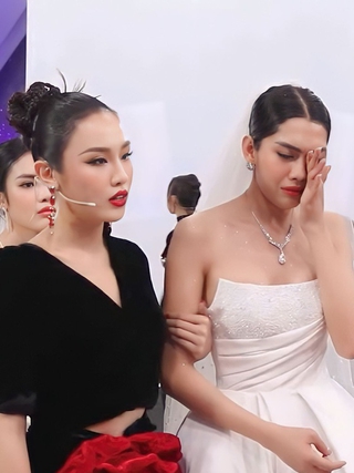 Á hậu Thủy Tiên xin lỗi vì thí sinh có hành động 'không tôn trọng' giám khảo