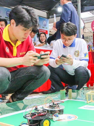 Học sinh thích thú trải nghiệm khoa học, robot ở chương trình Tư vấn mùa thi