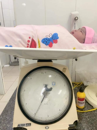 Bé gái chào đời nặng 6 kg
