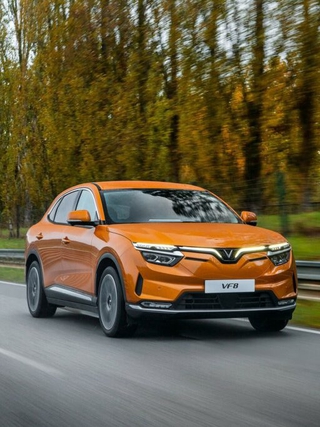 Tesla giảm giá 'sốc' khiến VinFast hạ giá thuê xe VF8 tại Mỹ