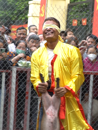 Cười 'vỡ bụng' cảnh người chơi hào hứng bịt mắt bắt lợn nhưng lại vồ phải nhau
