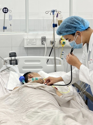 Lá lành đùm lá rách: Người đầu bếp gặp nạn, hôn mê xuyên tết cần giúp đỡ