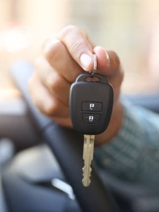 Bị chìa khóa xe ghim thủng mặt vì nhờ bạn ném giúp