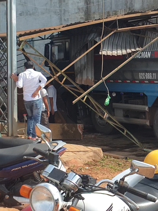 Tai nạn hy hữu: Xe ben 'tự chạy' vào tiệm sửa xe, tiệm thuốc tây bên đường