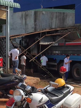 Hy hữu: Xe ben “tự chạy” vào tiệm sửa xe lúc tài xế đi ăn sáng