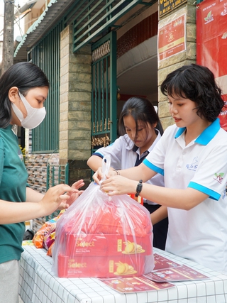 Nhóm bạn trẻ gom bánh kẹo tết còn dư mang chia cho trẻ em vùng cao