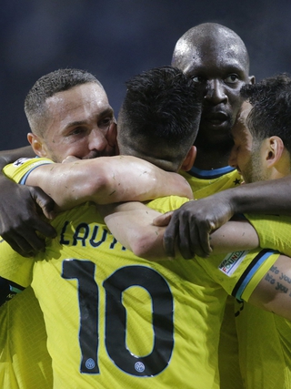 Inter Milan lần đầu vào tứ kết Champions League sau 12 năm