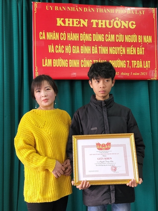 Giữa đêm giá lạnh, nhảy xuống hồ Xuân Hương cứu người kẹt trong ô tô