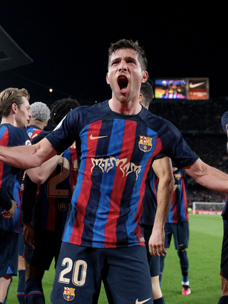 Vì sao Real Madrid sắp 'giương cờ trắng' trước Barca?