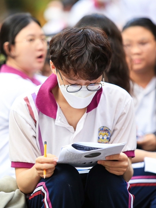 Cân bằng thế nào khi học sinh lớp 12 chỉ ngủ 3, 4 giờ mỗi ngày?