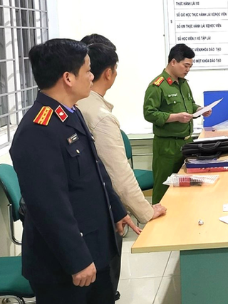 Bắt giám đốc Trung tâm Đào tạo và sát hạch lái xe ở Hòa Bình