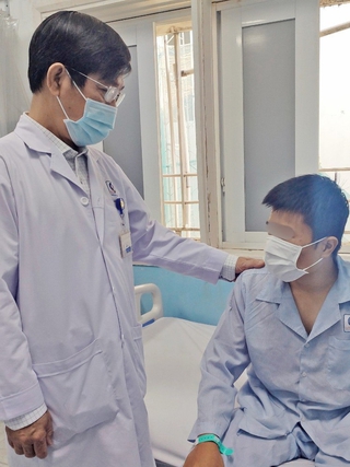Kịp thời cứu nam sinh viên vỡ u thận