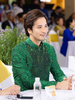 Đoàn Minh Tài khoe vẻ lịch lãm bên Á hậu Sắc đẹp Quốc tế