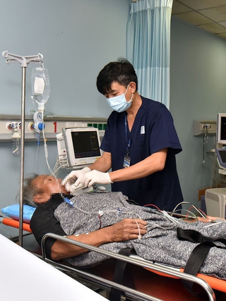 Điều trực thăng cấp cứu ngư dân đột quỵ khi đang khai thác hải sản trên biển