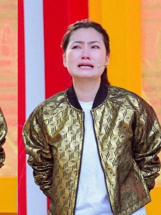 Ngọc Lan khóc nức nở kể tuổi thơ mất cha trên sóng truyền hình
