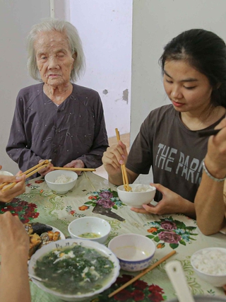 Người mẹ cưu mang gần 130 sinh viên