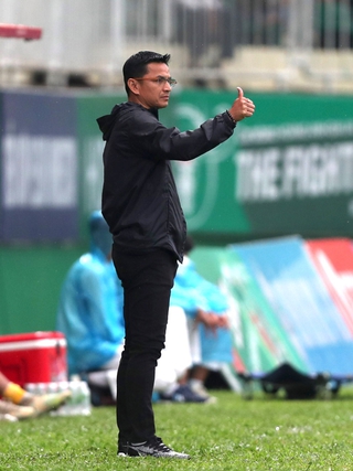 HLV Kiatisak khuyến khích Quang Hải sang Thai League đá bóng
