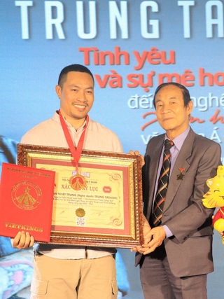 Nghệ sĩ Trung Tadashi nhận Bằng xác lập kỷ lục của Tổ chức Kỷ lục Việt Nam