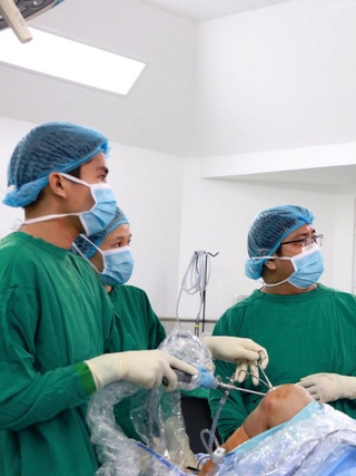 Gắp ra hơn 100 viên sỏi trong khớp gối của bệnh nhân