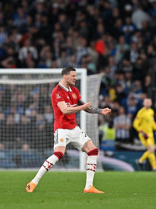 Thắng Brighton ở loạt đá 11m, M.U đụng độ Man City ở chung kết Cúp FA