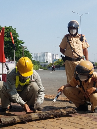 CSGT phối hợp công an phường đi hút đinh, nhắc nhở tiệm vá xe không rải đinh