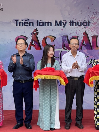 Chiêm ngưỡng các tác phẩm nghệ thuật tại triển lãm ’Sắc màu tháng 4’