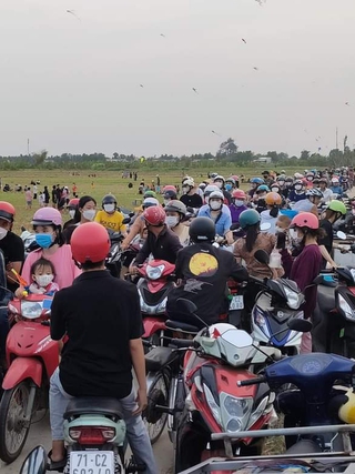 Dòng người đổ về cánh đồng ở miền Tây để ăn uống, thả diều