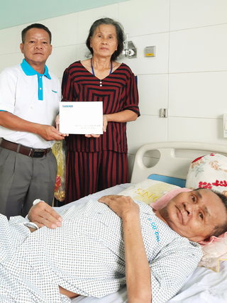 Trao tiền bạn đọc giúp cụ bà bán hàng rong nuôi chồng bị tai biến