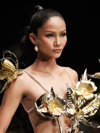 H'Hen Niê - Minh Tú đọ dáng với áo tắm