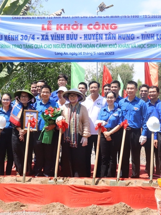 Tỉnh đoàn Long An xây cầu cho người dân vùng biên giới