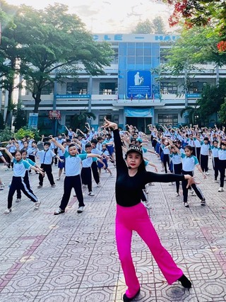 Nữ giám đốc ngân hàng dạy nhảy miễn phí cho học sinh mỗi sáng