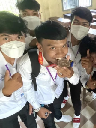 Chàng trai bất ngờ nổi tiếng vì nhặt được huy chương của cầu thủ U.22 Thái Lan