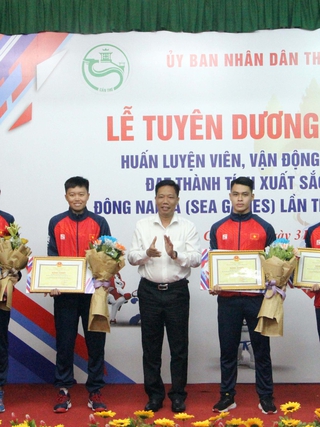 Cần Thơ thưởng gần 800 triệu đồng cho HLV, VĐV giành huy chương tại SEA Games 32