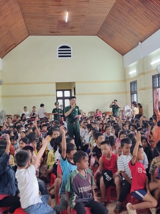Tặng quà cho trẻ em vùng biên giới Việt - Lào