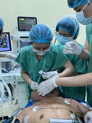 Phẫu thuật lấy 4 kg mỡ u cục trên cơ thể người mắc bệnh Madelung