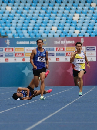 Kỷ lục gia điền kinh SEA Games nội dung 200 m bị ngã và bỏ cuộc