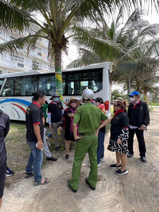 Khách hàng từ TP.HCM ra Bình Thuận treo băng rôn đòi nhà