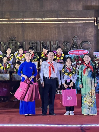 Tuyên dương 200 thiếu nhi Cháu ngoan Bác Hồ