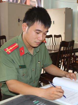 Thượng úy công an hết mình với công việc