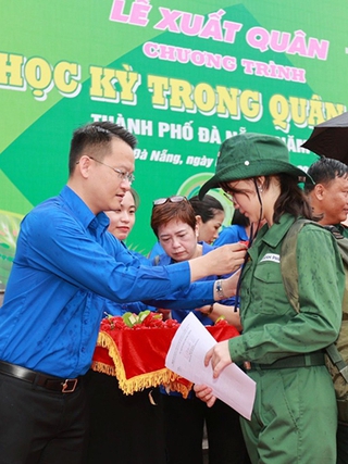 Học viên 'nhí' trải nghiệm Học kỳ trong quân đội tại Đà Nẵng