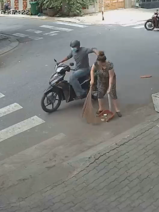 TP.HCM: Bị giật dây chuyền khi đứng quét rác trước nhà