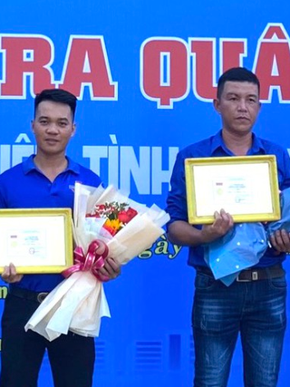 Trao tặng Huy hiệu 'Tuổi trẻ dũng cảm' cho 2 người hùng ra sóng dữ cứu người