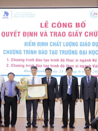 Trao giấy chứng nhận chương trình đào tạo trình độ thạc sĩ cho Trường ĐH Quy Nhơn