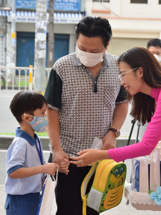Tuyển sinh lớp 1: Có quận 'xác nhận nhập học', sao tôi chưa thấy gì?