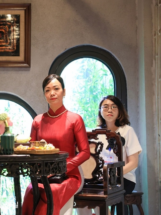 Phu nhân Chủ tịch nước Võ Văn Thưởng và phu nhân Tổng thống Hàn Quốc xem trình diễn áo dài