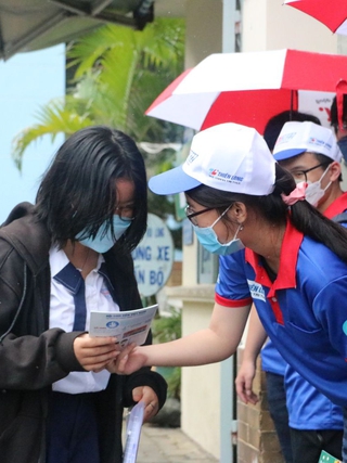 Ngày làm thủ tục dự thi: Sát cánh cùng thí sinh và phụ huynh