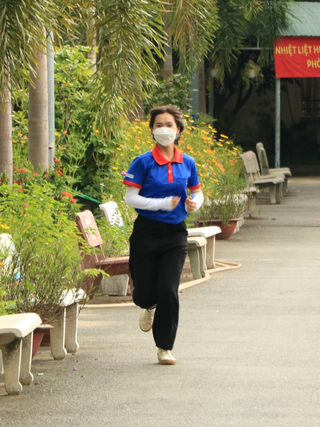 Tình nguyện viên chạy nhanh như 'siêu anh hùng' hỗ trợ thí sinh quên căn cước