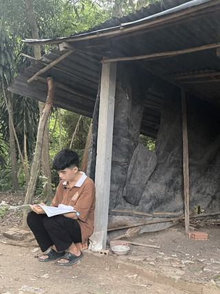 Quặn lòng cậu học trò ở chòi rách mơ về đại học