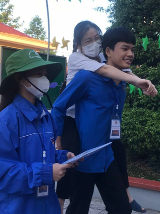Cõng thí sinh bị tai nạn đi thi