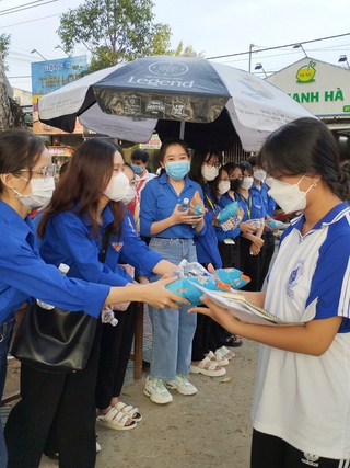 Các nữ tình nguyện viên có mặt sớm ở điểm thi hỗ trợ thí sinh